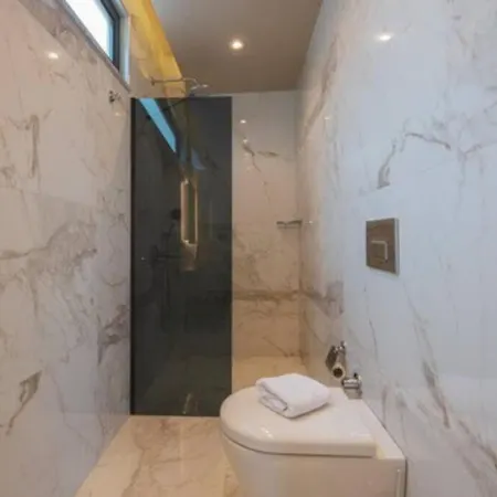 Merkezde Ultra Lueks 1 מלון 4*