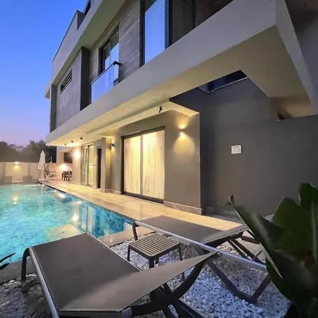 Hotel Merkezde Ultra Lueks 1 4*